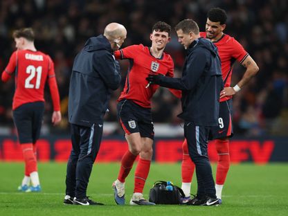 فيل فودين لاعب إنجلترا يتألم بعد تدخل عنيف رونالد أراوخو مدافع أوروغواي - 27 مارس 2026 - Reuters