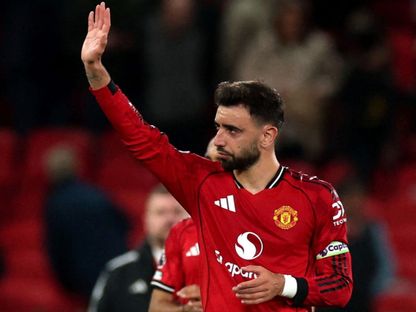 صانع الألعاب البرتغالي برونو فرنانديز يُحيي جمهور مانشستر يونايتد خلال موسم 2026-2025 - Reuters