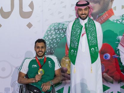 وزير الرياضة السعودي الأمير عبد العزيز تركي الفيصل رفقة البطل البارالمبي عبد الرحمن القرشي - 9 سبتمبر 2024 - X/@AbdulazizTF