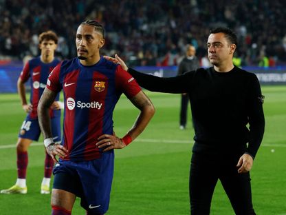 تأثر تشافي هرنانديز مدرب برشلونة والمهاجم رافينيا بالخروج من ربع نهائي دوري أبطال أوروبا أمام باريس سان جيرمان - 16 أبريل 2024 - Reuters