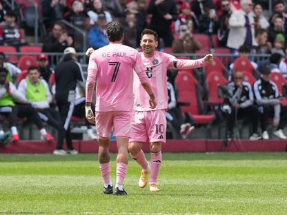 رودريغو دي بول يحتفل مع ليونيل ميسي بهدفه في مباراة تورنتو وإنتر ميامي بالدوري الأميركي - 9 مايو 2026 - Reuters