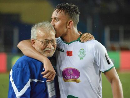 سفيان رحيمي بقميص الرجاء الرياضي المغربي يُقبل رأس والده محمد الملقب بـ"يوعري" - متداول