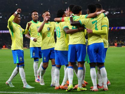لاعبو البرازيل يحتفلون بهدف كاسيميرو أمام السنغال في مباراة ودية - 15 نوفمبر 2025 - Reuters