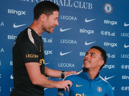 تشابي ألونسو أثناء تقديم مورغان روجرز كلاعب لنادي تشيلسي - 23 يوليو 2026 - X/ChelseaFC