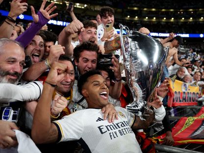 رودريغو مهاجم ريال مدريد يحتفل مع الجماهير عقب التتويج بلقب دوري أبطال أوروبا على حساب دورتموند في لندن - 1 يونيو 2024 - Reuters