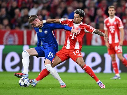كول بالمر لاعب تشيلسي في صراع على الكرة مع لويس دياز مهاجم بايرن ميونيخ في مواجهة الفريقين بدوري أبطال أوروبا - 17 سبتمبر 2025 - Reuters