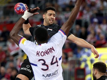 أحمد هشام لاعب مصر يسدد كرة على مرمى فرنسا - 28 يناير 2025 - Reuters