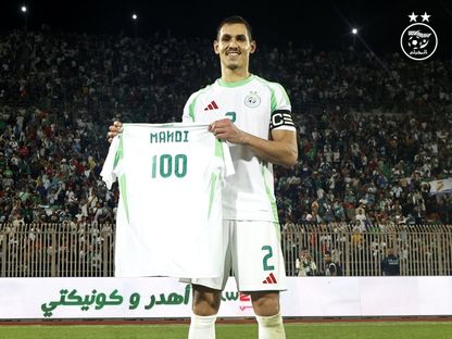 تكريم عيسى ماندي بعد وصوله للمباراة رقم 100 مع منتخب الجزائر - 11 أكتوبر 2024 - X/@LesVerts