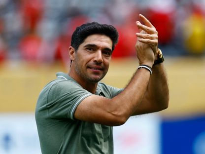 أبيل فيريرا مدرب بالميراس يُحيي الجماهير بعد الفوز على الأهلي بكأس العالم للأندية - 19 يونيو 2025 - Reuters