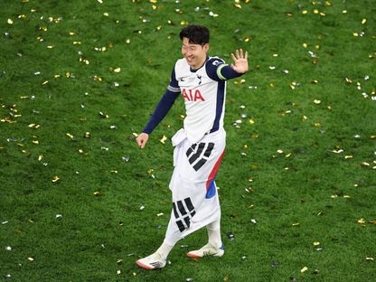 لاعب توتنهام سون هيونغ مين يحتفل بالفوز بالدوري الأوروبي على حساب مانشستر يونايتد - 21 مايو 2025 - Reuters