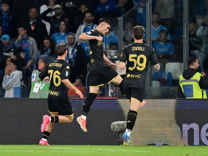 يوهان فاسكيز لاعب جنوى يحتفل بهدفه في مرمى نابولي في الدوري الإيطالي - 11 مايو 2025 - Reuters