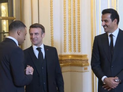 أمير قطر تميم بن حمد أل ثاني ورئيس فرنسا إيمانويل ماكرون في استقبال مبابي بقصر الإليزيه - RMC