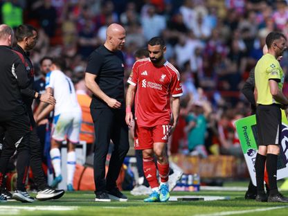 محمد صلاح لاعب ليفربول يغادر الملعب مصاباً أمام كريستال بالاس - 25 أبريل 2026 - Reuters