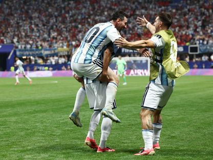 لاعبو الأرجنتين يحتفلون بالهدف الثالث أمام مصر في كأس العالم - 7 يوليو 2026 - Reuters
