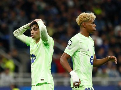 بيدري لاعب وسط برشلونة يتحسر بعد تلقي فريقه هدفاً من إنتر ميلان في إياب نصف نهائي دوري أبطال أوروبا - 6 مايو 2025 - REUTERS