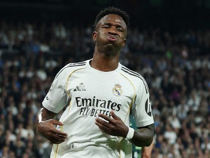 حسرة فينيسيوس جونيور لاعب ريال مدريد بعد إهدار ركلة جزاء أمام مانشستر سيتي في دوري أبطال أوروبا - 12 مارس 2026 - REUTERS