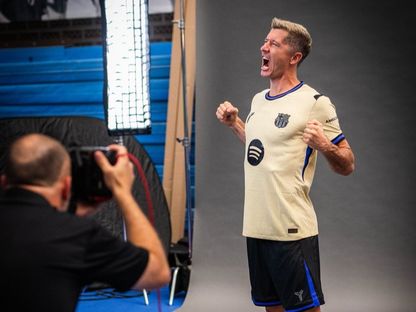 هداف برشلونة روبرت ليفاندوفسكي في جلسة تصوير استعداداً للموسم الجديد - 14 أغسطس 2025 - X/@FCBarcelona_es