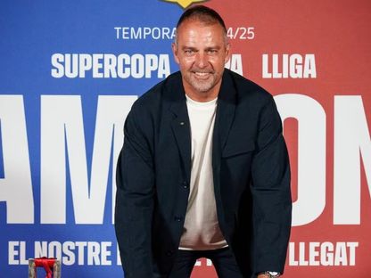 هانزي فليك في احتفاله بلقب أفضل مدرب في الليغا 2025 - AS/x