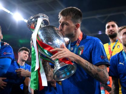 فرانشيسكو أتشيربي مدافع منتخب إيطاليا يقبل كأس بطولة أوروبا 2020 بعد الفوز على إنجلترا - 11 يوليو 2021 - REUTERS