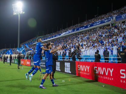 لاعبو الهلال يحتفلون مع الجمهور بعد التسجيل بمواجهة ضمك في دوري روشن السعودي - 28 أغسطس 2024 - X/@Alhilal_FC