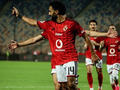 بعد الفوز على أبو قير.. زيزو يهدي "الشحات" جائزة رجل المباراة