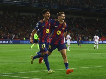 درو فرنانديز وفيرمين لوبيز يحتفلان بتسجيل هدف لبرشلونة في مرمى أولمبياكوس بدوري أبطال أوروبا - 21 أكتوبر 2025 - REUTERS