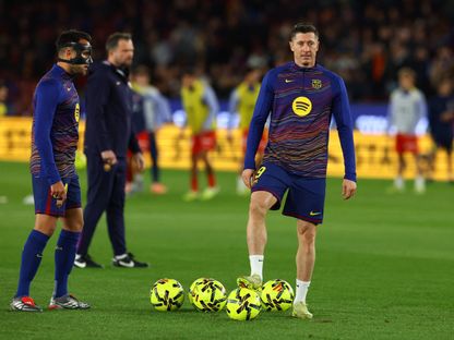 لاعب برشلونة روبرت ليفاندوفسكي قبل مباراة أتلتيكو مدريد في الدوري الإسباني - 2 ديسمبر 2025 - ٌReuters