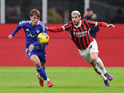 نيكو باز لاعب كومو في صراع على الكرة مع ثيو هيرنانديز مدافع ميلان - 15 مارس 2025 - Reuters