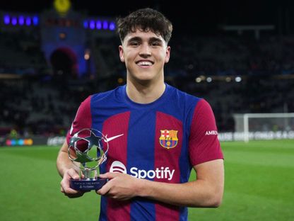 مدافع برشلونة باو كوبارسي بعد تسلمه جائزة أفضل لاعب في مباراة نابولي في دور 16 بدوري أبطال أوروبا - 13 مارس 2024 - UEFA/x