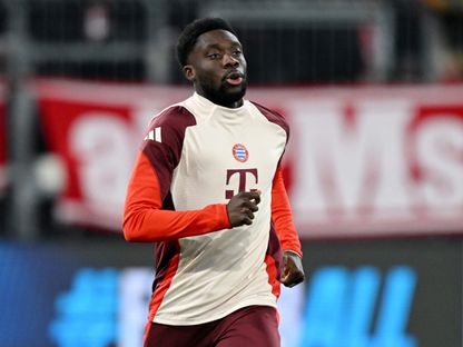 ألفونسو ديفيز لاعب بايرن ميونيخ خلال الإحماء قبل مباراة باريس سان جيرمان بدوري الأبطال - 26 نوفمبر 2024 - Reuters