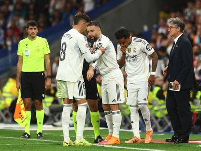 فيديريكو فالفيردي يمنح شارة القيادة لداني كارفاخال بعد إبداله خلال مباراة بين ريال مدريد وبرشلونة - 26 أكتوبر 2025 - Reuters