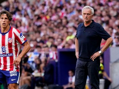 جوزيه مورينيو وجوليانو سيميوني في مباراة ريال مدريد وأتلتيكو مدريد بالليغا - 20 سبتمبر 2026 - reuters