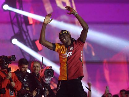 فيكتور أوسيمين يحتفل بلقب الدوري التركي مع غلطة سراي - 25 مايو 2025 - Reuters