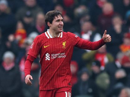فيديريكو كييزا يحتفل بهدف سجله لليفربول في مرمى أكرينغتون ستانلي بكأس الاتحاد الإنجليزي - 11 يناير 2025 - Reuters