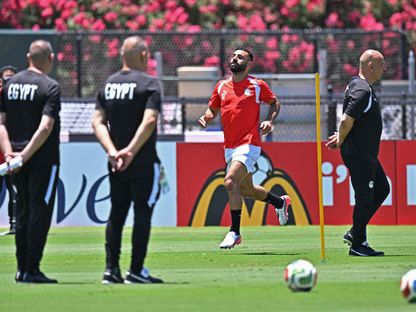 محمد صلاح خلال تدريب لمصر في كأس العالم وبدا المدرب حسام حسن والجهاز الفني - 2 يوليو 2026 - IMAGN IMAGES via Reuters
