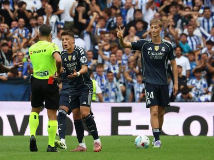 دين هويسن مدافع ريال مدريد يتعرض للطرد أمام سوسيداد - 13 سبتمبر 2025 - Reuters