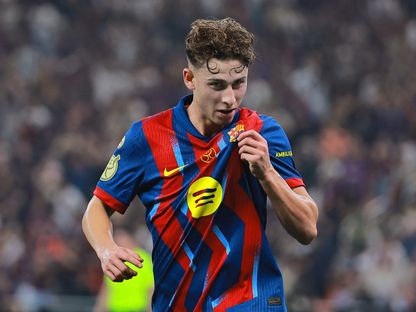 فيرمين لوبيز يقبّل شعار برشلونة بعد تسجيله هدفاً في مرمى أتلتيك بلباو بنصف نهائي كأس السوبر الإسباني في جدة - 7 يناير 2026 - REUTERS