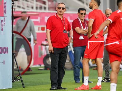 فوزي لقجع رئيس الاتحاد المغربي لكرة القدم رفقة رومان سايس في تدريبات المنتخب المغربي بقطر - 30 نوفمبر 2022 - AFP