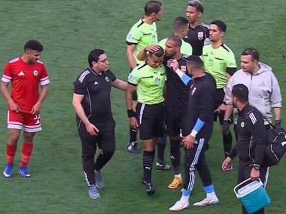 الحكم مصطفى شهدي يغادر الملعب باكياً بعد التعرض للإصابة - 14 أبريل 2026 - متداول