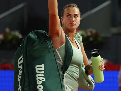 أرينا سابالينكا تحيي الجمهور بعد الخسارة أمام هايلي بابتيست في بطولة مدريد المفتوحة للتنس - 28 أبريل 2026 - Reuters