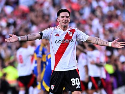 فرانكو ماستانتونو لاعب ريفر بليت يحتفل بهدفه في مرمى بوكا جونيورز في الدوري الأرجنتيني - 27 أبريل 2025 - Reuters