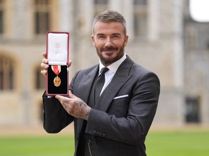 "السير ديفيد".. بيكهام يتسلم وسام الفارس من ملك بريطانيا