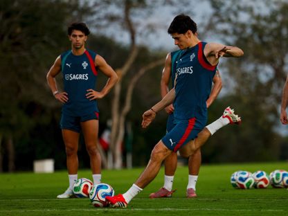 جواو فيليكس (يسار) خلال تدريب لمنتخب البرتغال - 26 مارس 2026 - X/@selecaoportugal