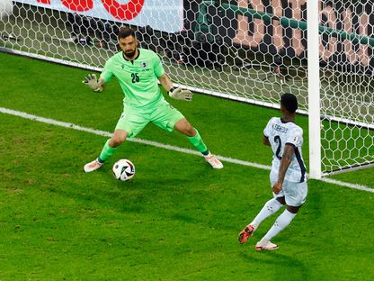 جيورجي مامارداشفيلي يتصدّى لتسديدة من نيلسون سيميدو خلال مباراة بين جورجيا والبرتغال في "يورو 2024" - 26 يونيو 2024 - Reuters