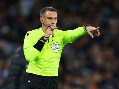 الحكم السلوفيني سلافكو فينشيتش خلال مباراة بين مانشستر سيتي ولايبزيغ في دوري أبطال أوروبا - 14 مارس 2023 - Reuters