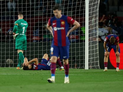 حسرة لاعبي برشلونة بعد الاقصاء أمام باريس سان جيرمان في دوري أبطال أوروبا - 16 أبريل 2024 - reuters