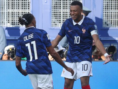كيليان مبابي يحتفل مع مايكل أوليس بتسجيله هدفاً لفرنسا في مرمى السويد بكأس العالم - 30 يونيو 2026 - REUTERS
