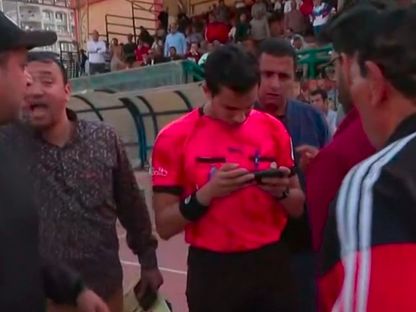 حكم مساعد يراجع لقطة عبر هاتف جوال في دوري المحترفين المصري - 16 أبريل 2026 - x@ONSports