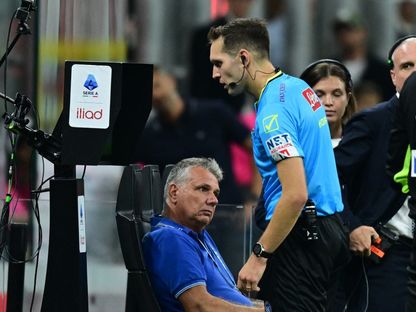 الحكم ماتيو ماركينارو يراجع تقنية "فار" للتأكد من أحقية ميلان بركلة جزاء خلال مواجهة بولونيا - 14 سبتمبر 2025 - REUTERS