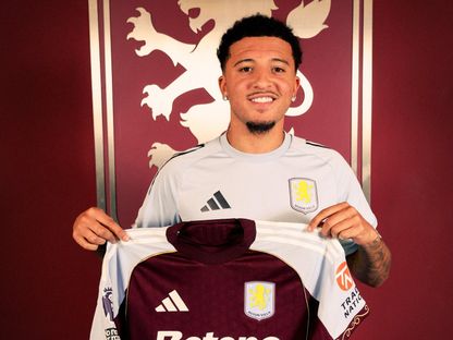 أستون فيلا يظفر بالثلاثي سانشو وإليوت وليندلوف قبل غلق الميركاتو